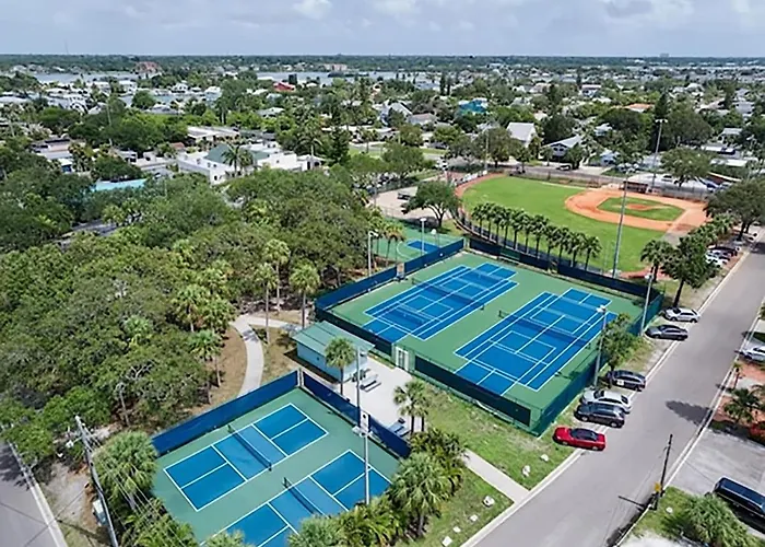 Apartment Direct Gulf Front Condo, Private Balcony, Heated Pool, Walkable Indian Rocks *