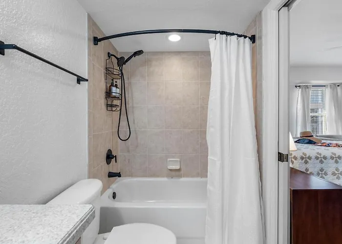 Apartment Direct Gulf Front Condo, Private Balcony, Heated Pool, Walkable Indian Rocks *