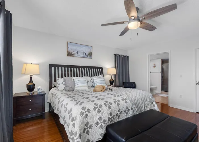 Direct Gulf Front Condo, Private Balcony, Heated Pool, Walkable Indian Rocks
