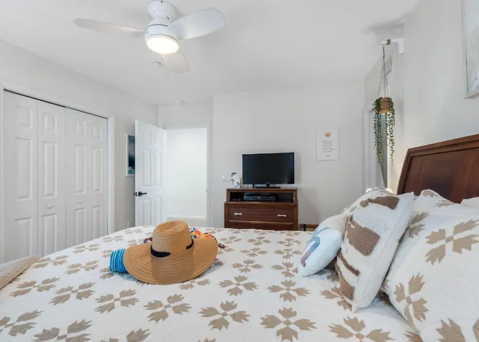 Apartment Direct Gulf Front Condo, Private Balcony, Heated Pool, Walkable Indian Rocks *