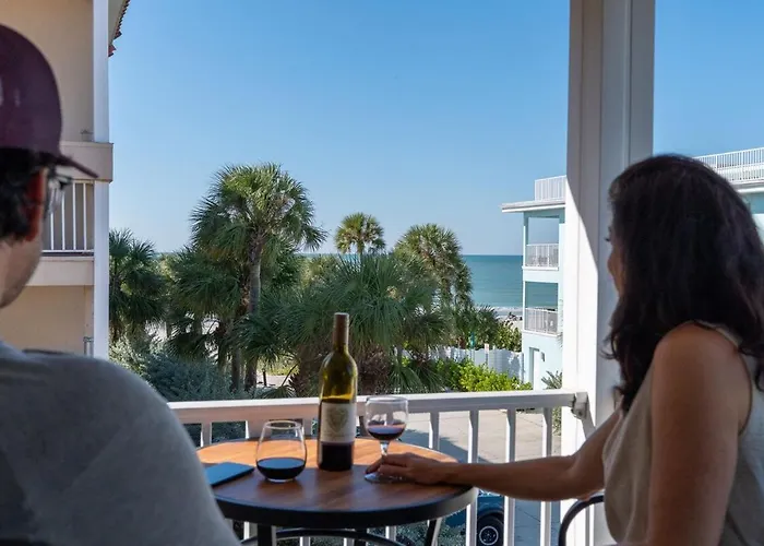 Apartment Direct Gulf Front Condo, Private Balcony, Heated Pool, Walkable Indian Rocks