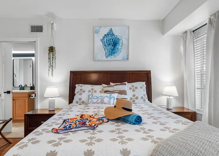 Direct Gulf Front Condo, Private Balcony, Heated Pool, Walkable Indian Rocks * Clearwater Beach