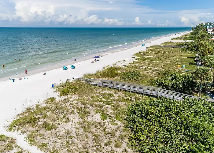 Apartment Direct Gulf Front Condo, Private Balcony, Heated Pool, Walkable Indian Rocks Clearwater Beach