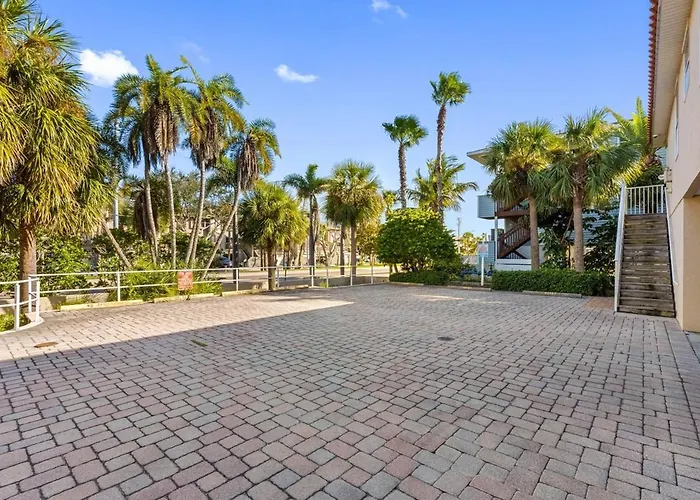 Apartment Direct Gulf Front Condo, Private Balcony, Heated Pool, Walkable Indian Rocks Clearwater Beach