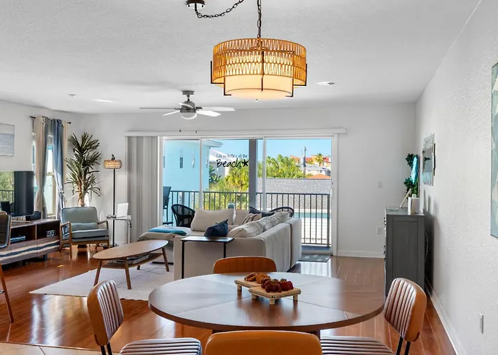 Apartment Direct Gulf Front Condo, Private Balcony, Heated Pool, Walkable Indian Rocks