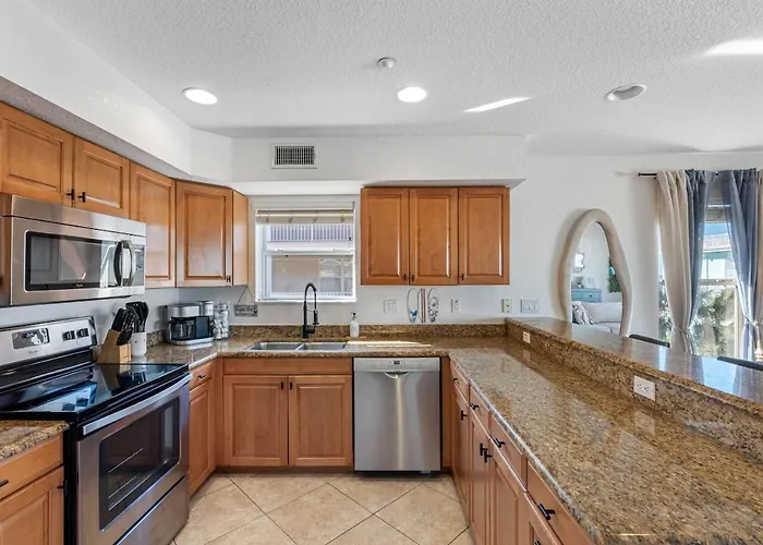 Direct Gulf Front Condo, Private Balcony, Heated Pool, Walkable Indian Rocks * Clearwater Beach