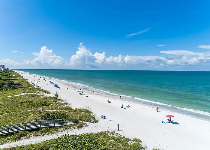 Apartment Direct Gulf Front Condo, Private Balcony, Heated Pool, Walkable Indian Rocks