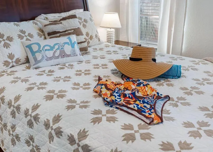 Direct Gulf Front Condo, Private Balcony, Heated Pool, Walkable Indian Rocks Apartment *