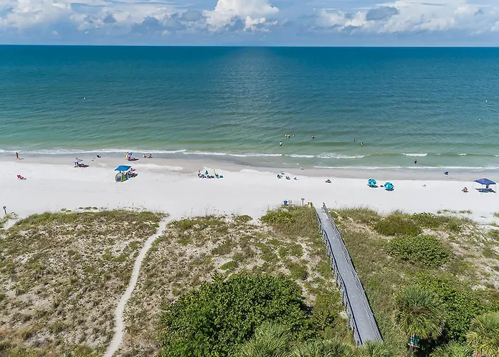 Direct Gulf Front Condo, Private Balcony, Heated Pool, Walkable Indian Rocks * Clearwater Beach