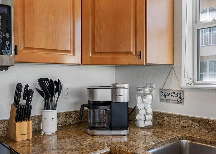 Apartment Direct Gulf Front Condo, Private Balcony, Heated Pool, Walkable Indian Rocks