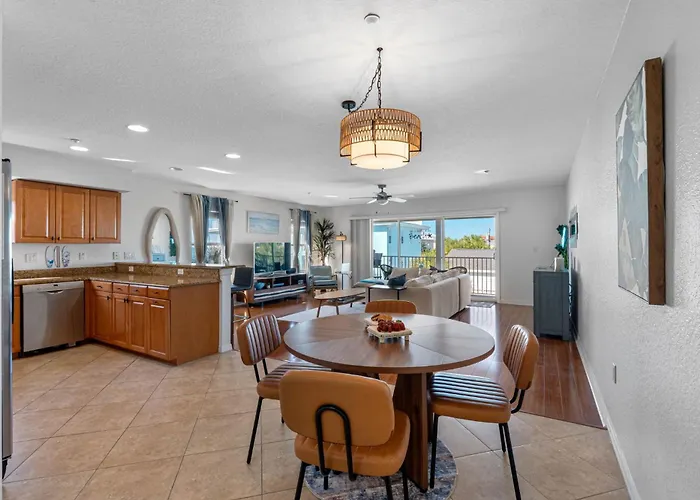 Direct Gulf Front Condo, Private Balcony, Heated Pool, Walkable Indian Rocks Apartment