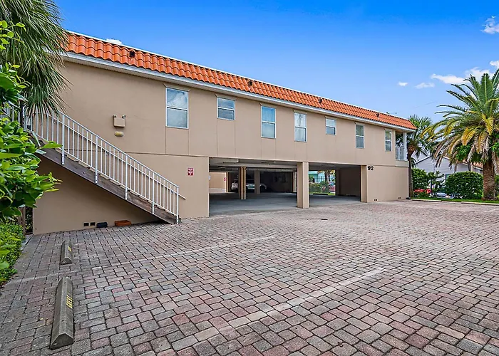 Direct Gulf Front Condo, Private Balcony, Heated Pool, Walkable Indian Rocks *