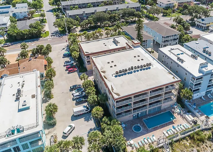 Apartment Direct Gulf Front Condo, Private Balcony, Heated Pool, Walkable Indian Rocks Clearwater Beach