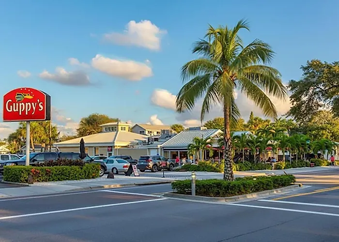 Direct Gulf Front Condo, Private Balcony, Heated Pool, Walkable Indian Rocks Apartment *