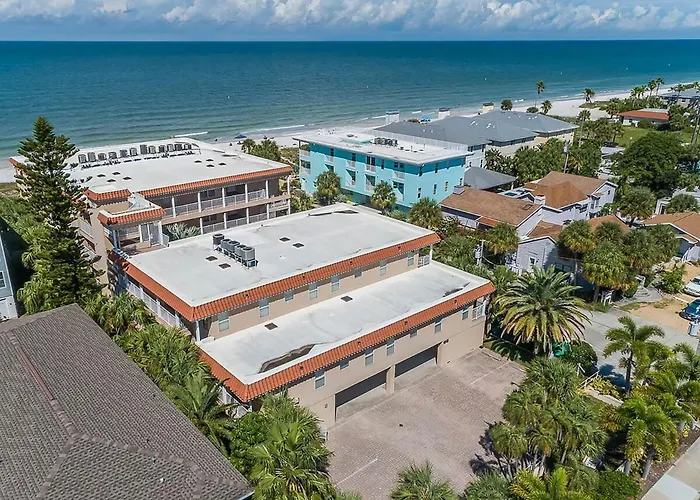 Direct Gulf Front Condo, Private Balcony, Heated Pool, Walkable Indian Rocks Apartment *