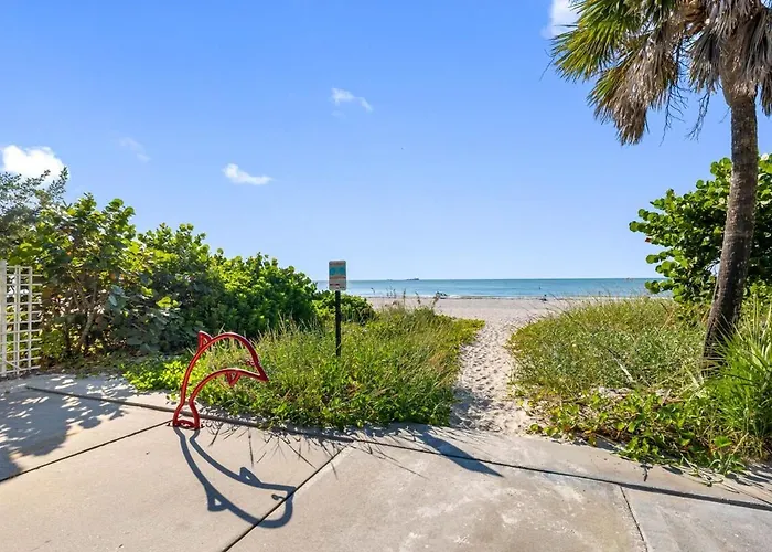 Apartment Direct Gulf Front Condo, Private Balcony, Heated Pool, Walkable Indian Rocks