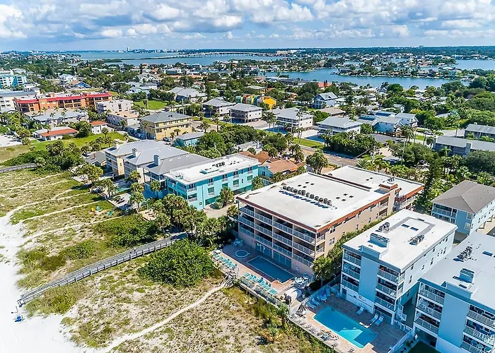 Direct Gulf Front Condo, Private Balcony, Heated Pool, Walkable Indian Rocks Apartment *