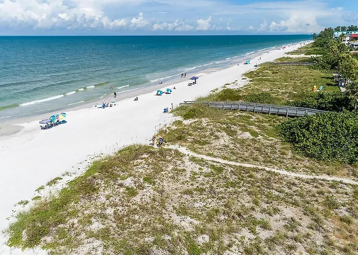 Direct Gulf Front Condo, Private Balcony, Heated Pool, Walkable Indian Rocks *