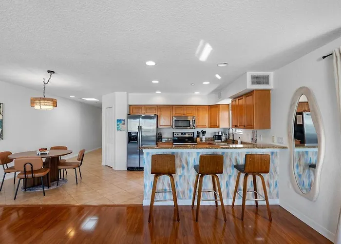 Direct Gulf Front Condo, Private Balcony, Heated Pool, Walkable Indian Rocks *