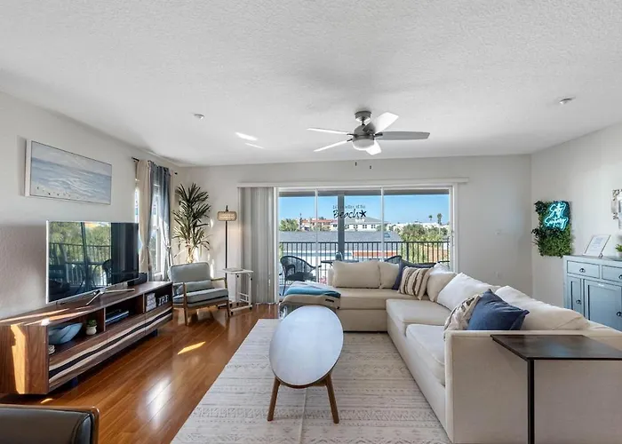 Apartment Direct Gulf Front Condo, Private Balcony, Heated Pool, Walkable Indian Rocks *