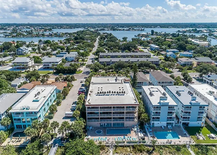 Apartment Direct Gulf Front Condo, Private Balcony, Heated Pool, Walkable Indian Rocks