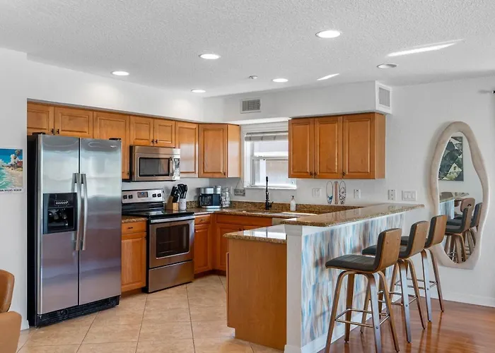 Apartment Direct Gulf Front Condo, Private Balcony, Heated Pool, Walkable Indian Rocks
