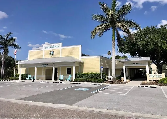 Apartment Direct Gulf Front Condo, Private Balcony, Heated Pool, Walkable Indian Rocks Clearwater Beach