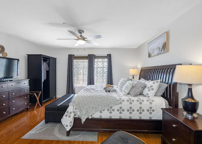 Direct Gulf Front Condo, Private Balcony, Heated Pool, Walkable Indian Rocks *