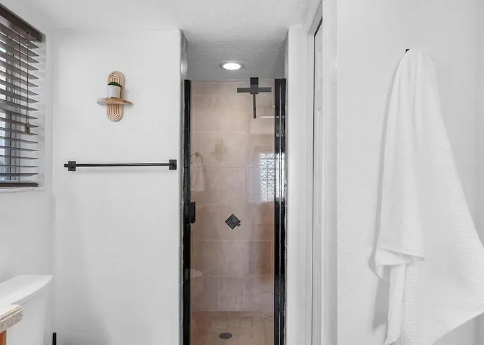Direct Gulf Front Condo, Private Balcony, Heated Pool, Walkable Indian Rocks Apartment