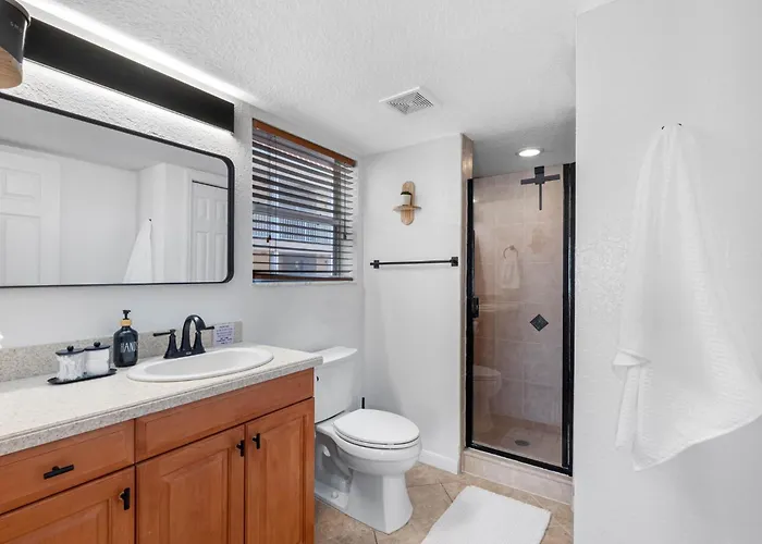 Apartment Direct Gulf Front Condo, Private Balcony, Heated Pool, Walkable Indian Rocks Clearwater Beach